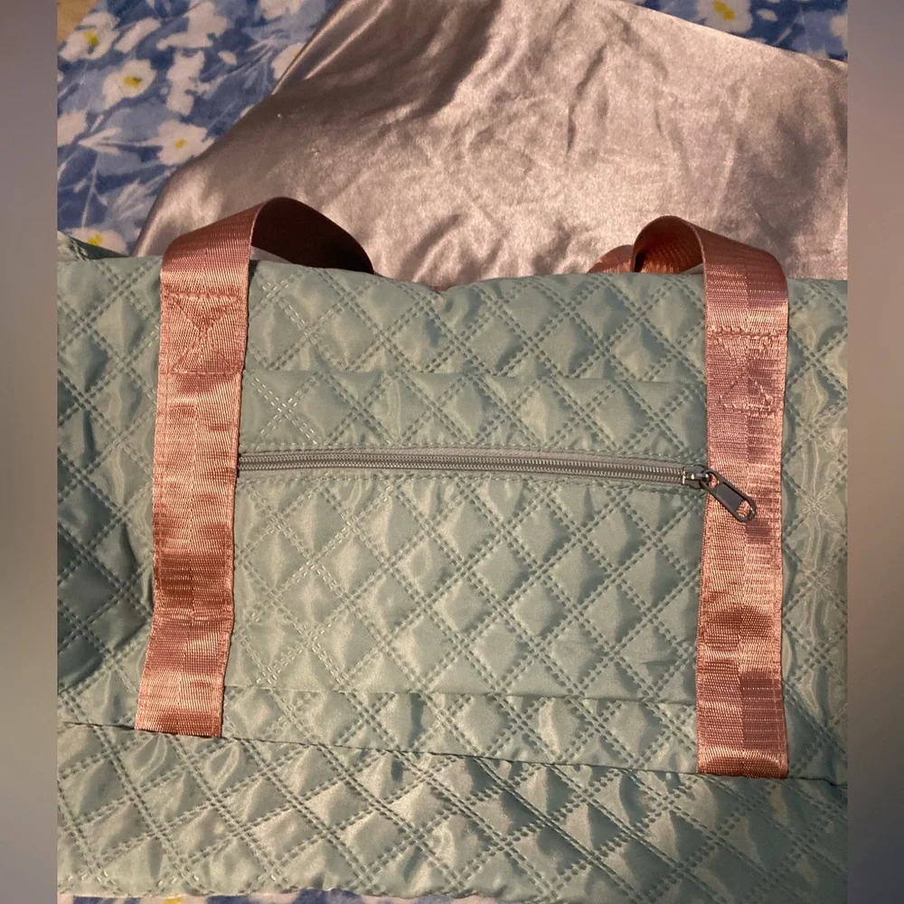 Luxury Large Capacity Duffel Bag with attachable shoulder strap - Picture 3 of 11